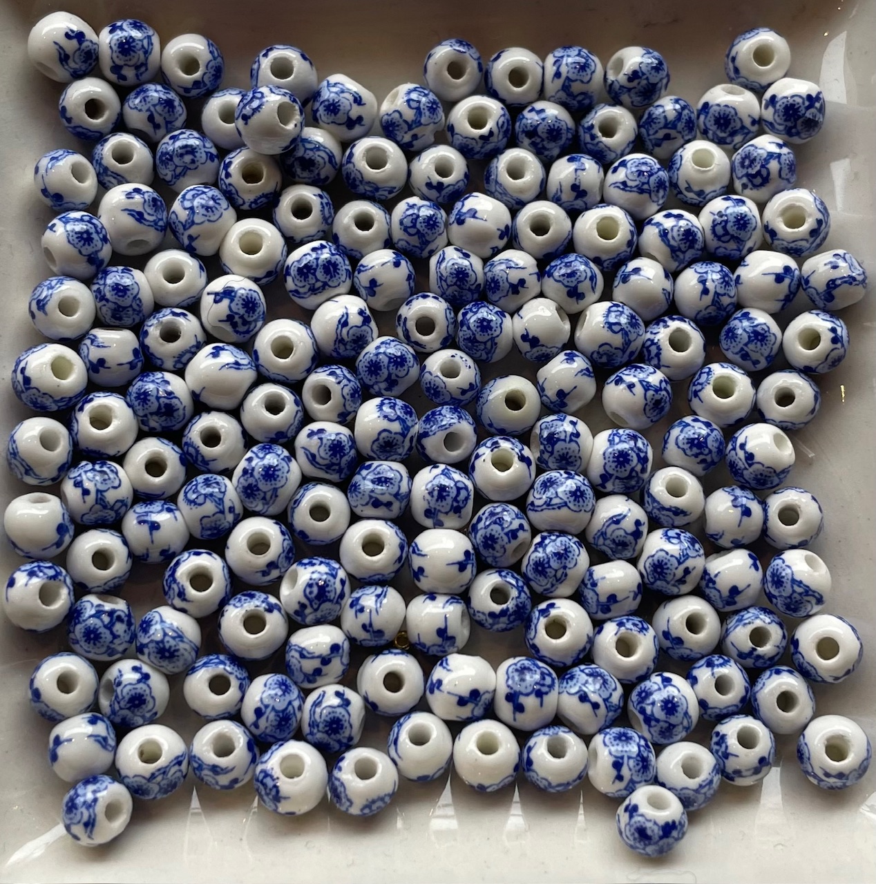 Keramik Perle blau-weiß 5mm